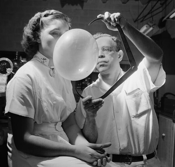 Bazooka Bubble Gum Company kompaniyasida saqichni sinovdan o‘tkazish jarayoni, 1949-yil. - Sputnik O‘zbekiston