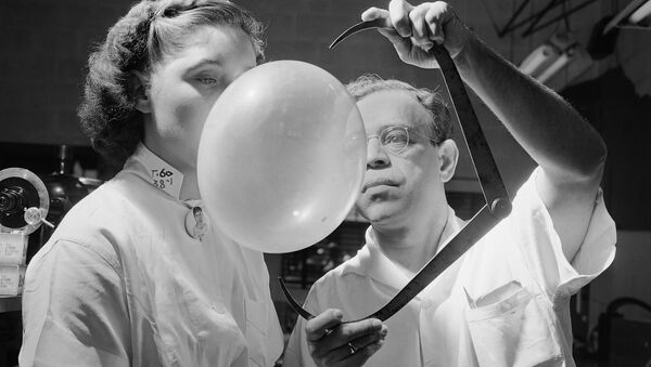 Тестирование текстуры и эластичности жевательной резинки директором по исследованиям в компании Bazooka Bubble Gum Company, 1949 год - Sputnik Узбекистан