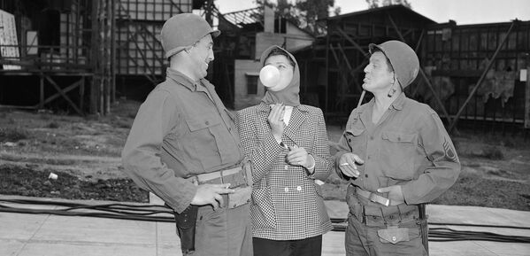 Обучение выдуванию пузырей из жевательной резинки в сцене в Корейской истории, 1952 год - Sputnik Узбекистан