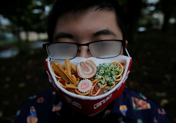 Японский дизайнер с маской в виде супа рамэн  - Sputnik Ўзбекистон