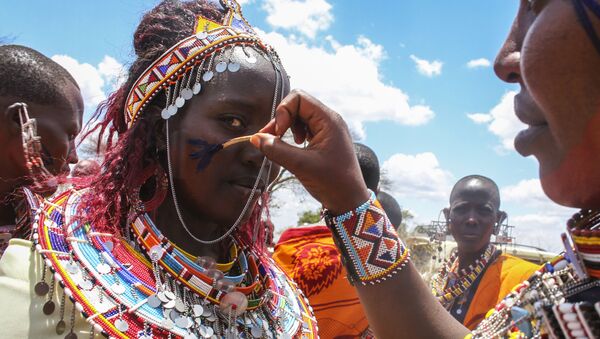 Женщины во время прихорашивания на ритуале посвящения младших воинов в старейшины в африканском племени масаи  - Sputnik Узбекистан