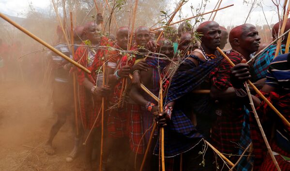 Парад мужчин на ритуале посвящения младших воинов в старейшины в африканском племени масаи - Sputnik Узбекистан