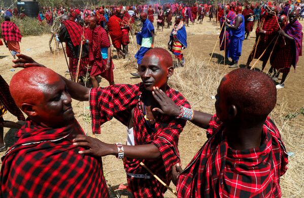 Обмазывание красной охрой на ритуале посвящения младших воинов в старейшины в африканском племени масаи - Sputnik Узбекистан