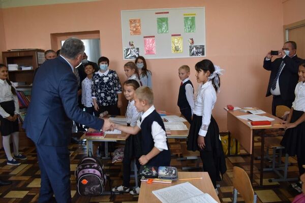 Взрослые трудятся, дети — учатся: как живут узбекистанцы в Саратовской области - Sputnik Узбекистан