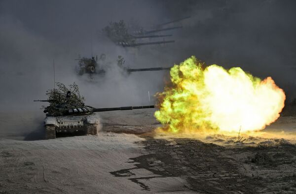 T-72 tanki, Novorossiyskdagi Rayevskiy poligonida Kavkaz-2020 qo‘mondonlik-shtab mashqlari paytida - Sputnik O‘zbekiston