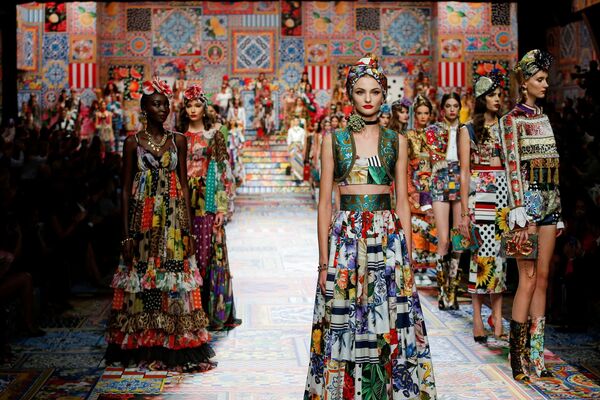 Milan Fashion Week вақтида Dolce & Gabbana тўплами намойиши. - Sputnik Ўзбекистон