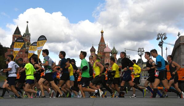 Участники на дистанции Московского марафона–2020. - Sputnik Узбекистан