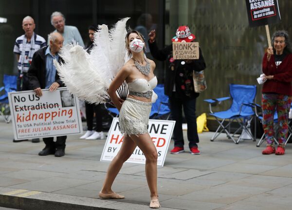 Танцовщица на акции протеста напротив Центрального уголовного суда Олд-Бейли в Лондоне, Великобритания. - Sputnik Узбекистан