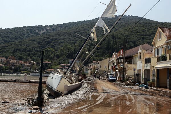 Яхты на берегу из-за тропического шторма в Греции. - Sputnik Узбекистан