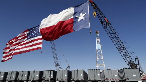 Флаги США и Техаса возле нефтяной вышки Double Eagle Energy в Мидленде, США - Sputnik Узбекистан