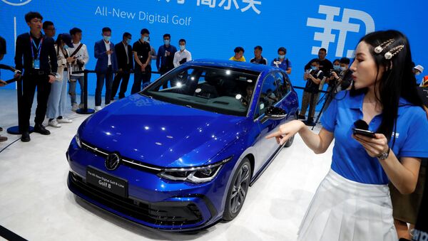 Pekin xalqaro avtoshuda yangi Volkswagen Golf 8 avtomashinasi. - Sputnik O‘zbekiston