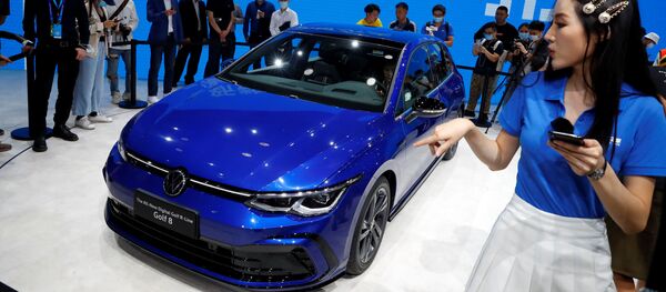 Pekin xalqaro avtoshuda yangi Volkswagen Golf 8 avtomashinasi. - Sputnik O‘zbekiston