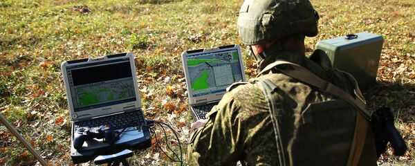 Военнослужащий подготавливает к запуску беспилотный летательный аппарат Военнослужащий подготавливает к запуску беспилотный летательный аппарат - Sputnik Ўзбекистон