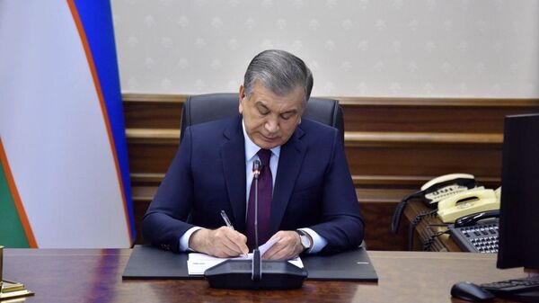 Shavkat Mirziyoyev podpisivayet dokumenti.  - Sputnik O‘zbekiston