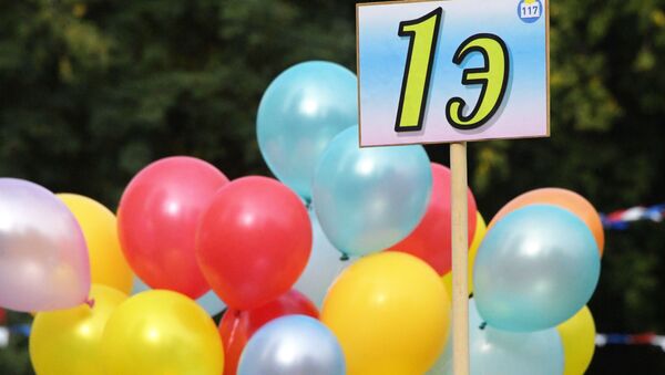 Воздушные шары на праздничной линейке в московской общеобразовательной школе No117 в День знаний. - Sputnik Узбекистан