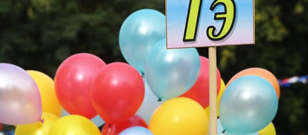 Воздушные шары на праздничной линейке в московской общеобразовательной школе No117 в День знаний. - Sputnik Узбекистан