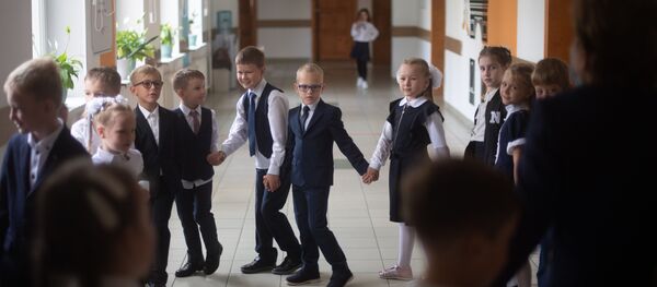 Первый учебный день первоклассника Первый учебный день первоклассника - Sputnik Ўзбекистон