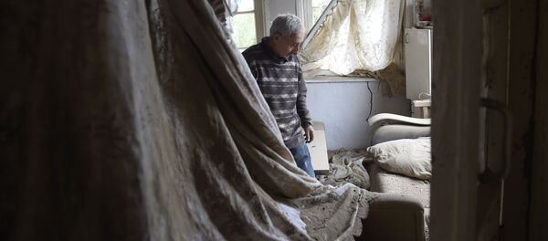 Местный житель показывает комнату пострадавшего дома в городе Мартуни (центр Мартунинского района самопровозглашенной Нагорно-Карабахской Республики) после обстрелов Местный житель показывает комнату пострадавшего дома в городе Мартуни (центр Мартунинского района самопровозглашенной Нагорно-Карабахской Республики) после обстрелов - Sputnik Узбекистан