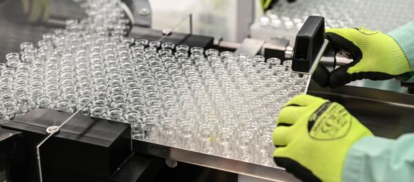 Лаборанты обрабатывают флаконы для новой вакцины от коронавируса AstraZeneca Лаборанты обрабатывают флаконы для новой вакцины от коронавируса AstraZeneca - Sputnik Ўзбекистон