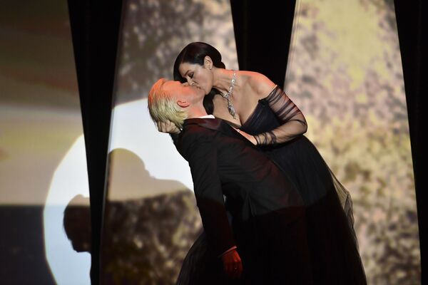 Итальянская актриса Моника Белуччи целует актера Алекса Лютца на церемонии открытия Каннского кинофестиваля - Sputnik Узбекистан