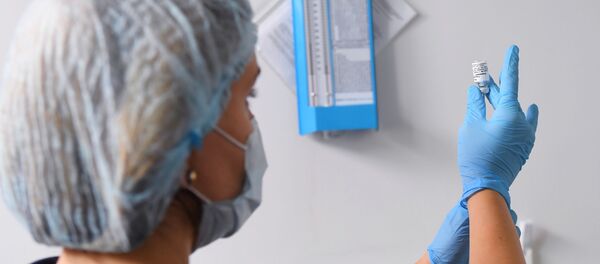 Вакцинация  медработников от COVID-19 в Москве - Sputnik Узбекистан