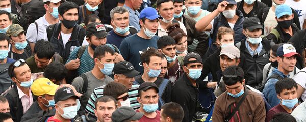 Посадка на вывозной поезд из Ростова-на-Дону в Узбекистан  - Sputnik Узбекистан