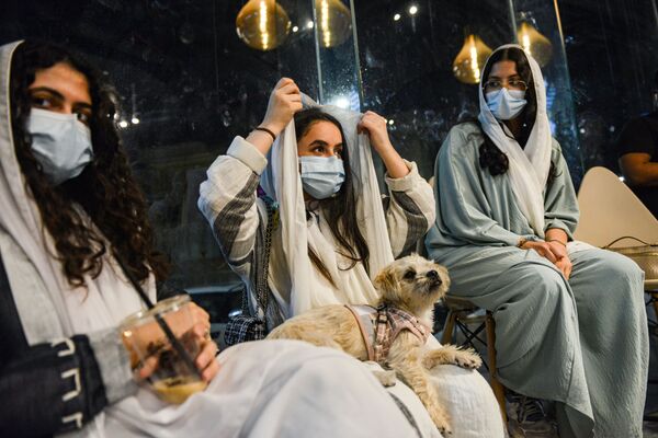 Посетительницы с питомцами в кафе Barking Lot в Саудовской Аравии  - Sputnik Узбекистан