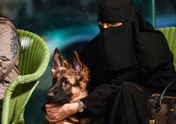 Женщина с немецкой овчаркой в кафе Barking Lot в Саудовской Аравии - Sputnik Узбекистан