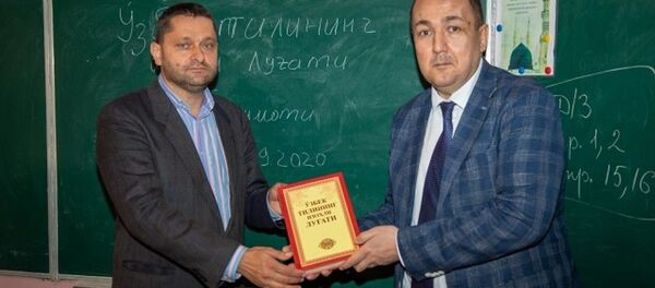 Директору школы Руслану Ткачуку переданы пять томов толкового словаря Ўзбек тилининг изоҳли луғати - Sputnik Узбекистан