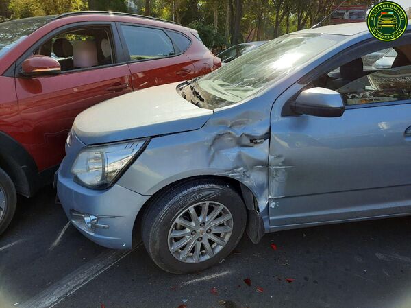 В Ташкенте водитель проигнорировал сотрудника ДПС и протаранил 6 машин В Ташкенте водитель проигнорировал сотрудника ДПС и протаранил 6 машин - Sputnik Узбекистан