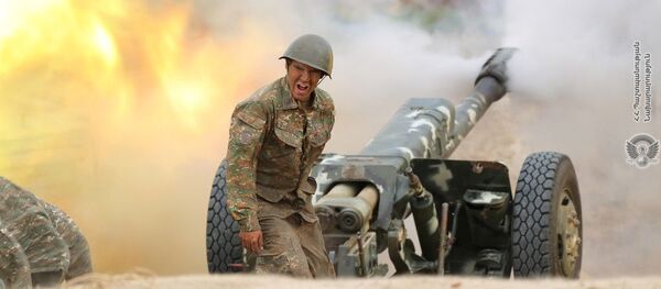 Армянский военный стреляет из артиллерийского орудия во время боя с азербайджанскими войсками в Нагорном Карабахе Армянский военный стреляет из артиллерийского орудия во время боя с азербайджанскими войсками в Нагорном Карабахе - Sputnik Ўзбекистон