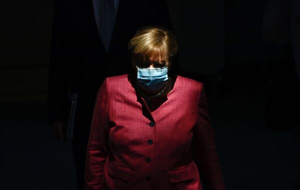 Германия канцлери Ангела Меркель ҳимоя ниқобида. - Sputnik Ўзбекистон