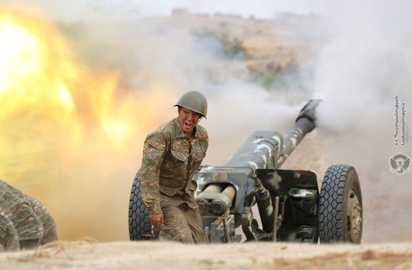 Армянский военный стреляет из артиллерийского орудия во время боя с азербайджанскими войсками в Нагорном Карабахе. - Sputnik Узбекистан