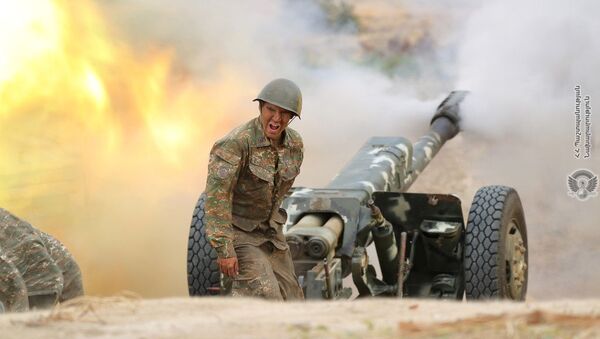 Армянский военный стреляет из артиллерийского орудия во время боя с азербайджанскими войсками в Нагорном Карабахе - Sputnik Ўзбекистон