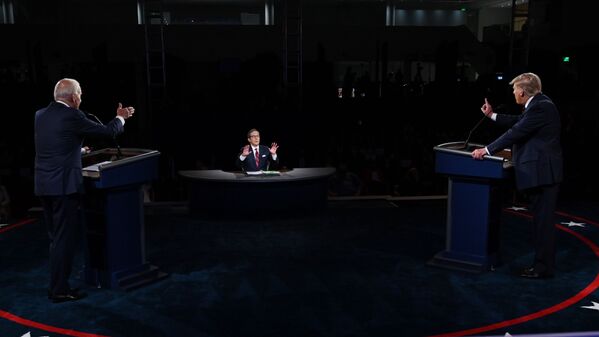 Действующий президент США Дональда Трампа и кандидат на пост главы государства Джо Байден во время первых дебатов в Кливленде. - Sputnik Узбекистан