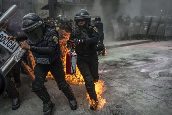 Сотрудники полиции на акция протеста в Международный день безопасных абортов в Мехико, Мексика. - Sputnik Узбекистан