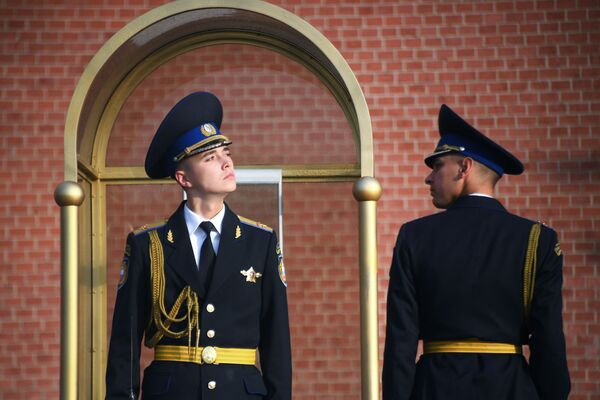 Солдаты почетного караула у Могилы Неизвестного Солдата в Москве. - Sputnik Узбекистан