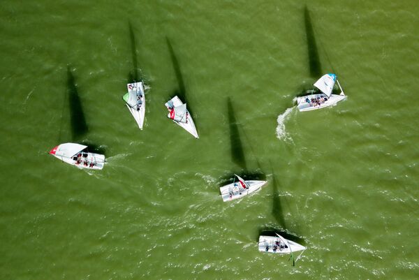Соревнования гоночных яхт на озере Абрау в Краснодарском крае. - Sputnik Узбекистан