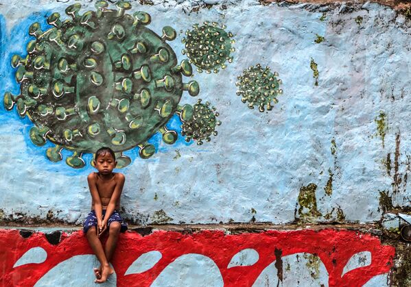 Мальчик у стены с граффити в Богоре, Западная Ява. - Sputnik Узбекистан