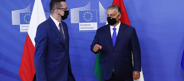 Премьер-министр Польши Матеуш Моравецки и премьер-министр Венгрии Виктор Орбан перед встречей с президентом Европейской комиссии в Брюсселе Премьер-министр Польши Матеуш Моравецки и премьер-министр Венгрии Виктор Орбан перед встречей с президентом Европейской комиссии в Брюсселе - Sputnik Ўзбекистон