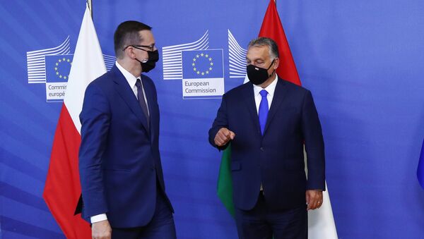 Премьер-министр Польши Матеуш Моравецки и премьер-министр Венгрии Виктор Орбан перед встречей с президентом Европейской комиссии в Брюсселе - Sputnik Узбекистан