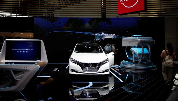 Пекинский международный автосалон Auto China - электромобиль Nissan Leaf демонстрируется на стенде Nissan - Sputnik Узбекистан