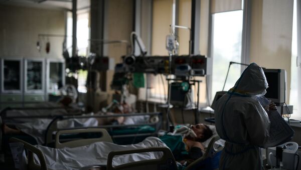 Врач обходит пациентов в реанимации - Sputnik Узбекистан