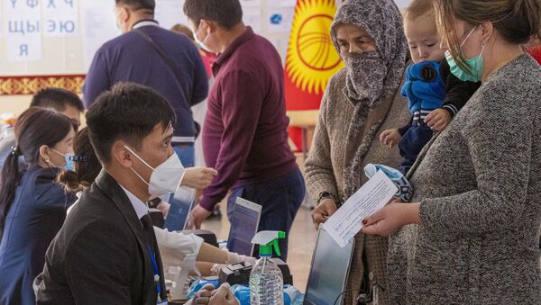 Избиратели и член избирательной комиссии на избирательном участке в городе Бишкек.  - Sputnik Ўзбекистон
