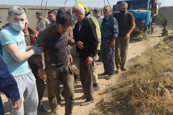 Достали из-под земли: рабочему в Ташобласти спасли жизнь Достали из-под земли: рабочему в Ташобласти спасли жизнь - Sputnik Узбекистан