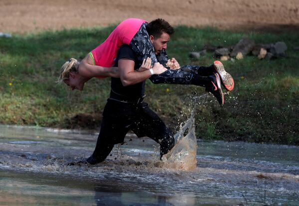 Участники бега с женой в Венгрии  - Sputnik Узбекистан