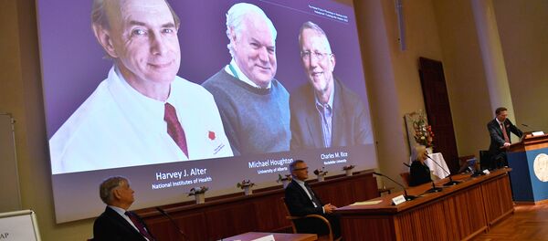 Лауреаты Нобелевской премии по медицине за 2020 год - Sputnik Узбекистан