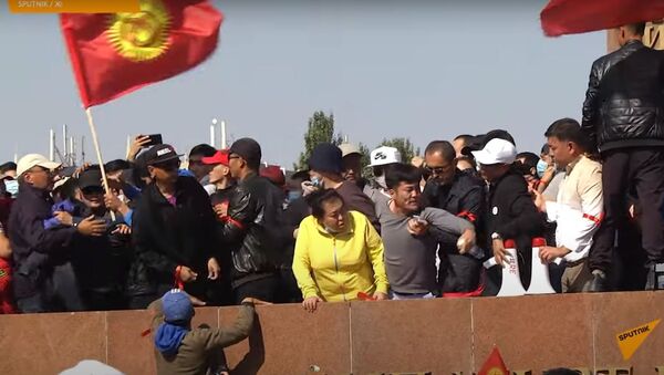 Как два митинга в центре Бишкека объединились в один - Sputnik Узбекистан