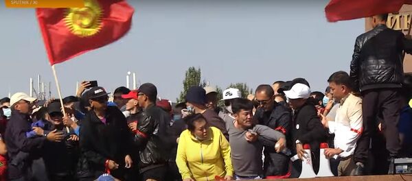 Как два митинга в центре Бишкека объединились в один Как два митинга в центре Бишкека объединились в один - Sputnik Ўзбекистон