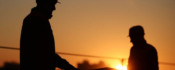 Рабочие на строительстве автомобильного моста Рабочие на строительстве автомобильного моста - Sputnik Ўзбекистон